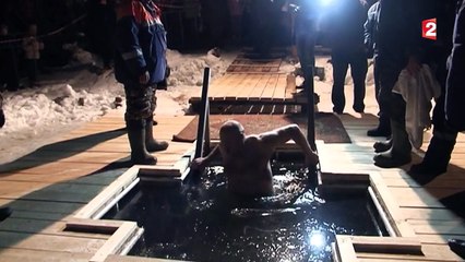 Les Russes sautent dans l'eau glacée