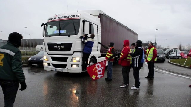Les routiers bloquent le marché de gros de Corbas