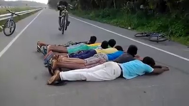 Un Saut en VTT par-dessus 8 personnes réussi mais un aterrissage raté : FAIL