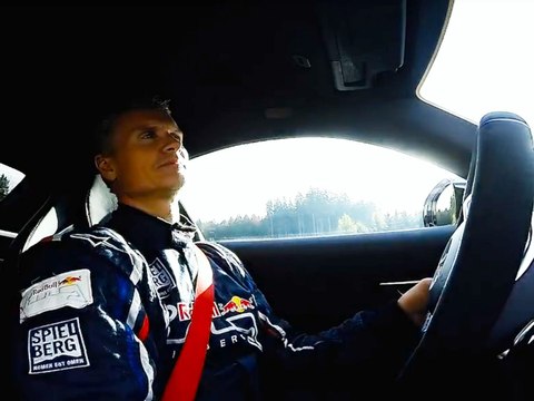 David Coulthard brûle la gomme en Mercedes-AMG GT
