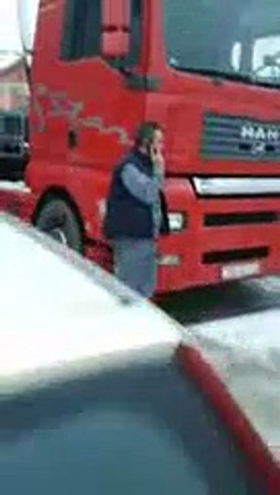 Un homme fait une blague à son collègue avec un pétard