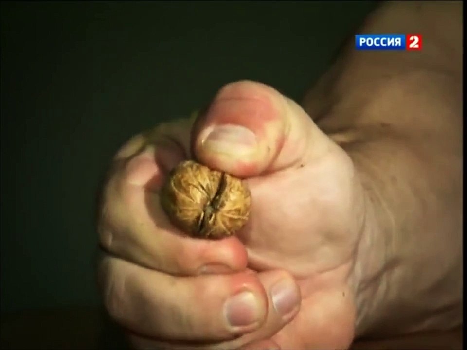 Il casse des noix à la force de ses doigts