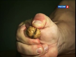 Il casse des noix à la force de ses doigts