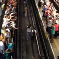 Pessoas andando no trilho do Metrô em São Paulo devido ao Apagão