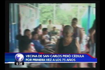 Una mujer recibe por primera vez su cédula a los 75 años