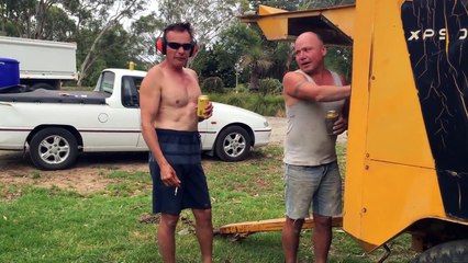 Boire et fumer devant un compresseur d’air