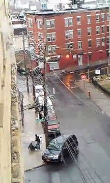 Une voiture glisse dans une pente