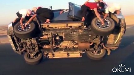 Balèze!Ils changent les roues de leur voiture en roulant