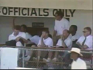 Robin Smith murders Courtney Walsh, What a PULL Shot 2