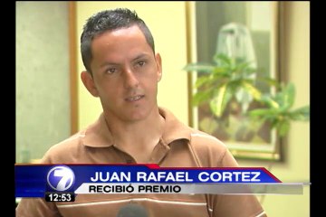 INS premió heroísmo de recolector de basura que rescató a niña de incendio