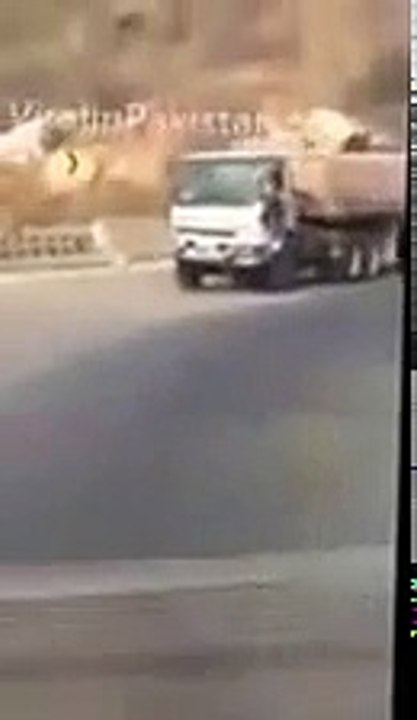 PakistaniBraveManStops Motrway