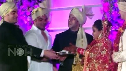 Salman Ignores Katrina Kaif And Poses With Daisy Shah -Watch Now Full HD