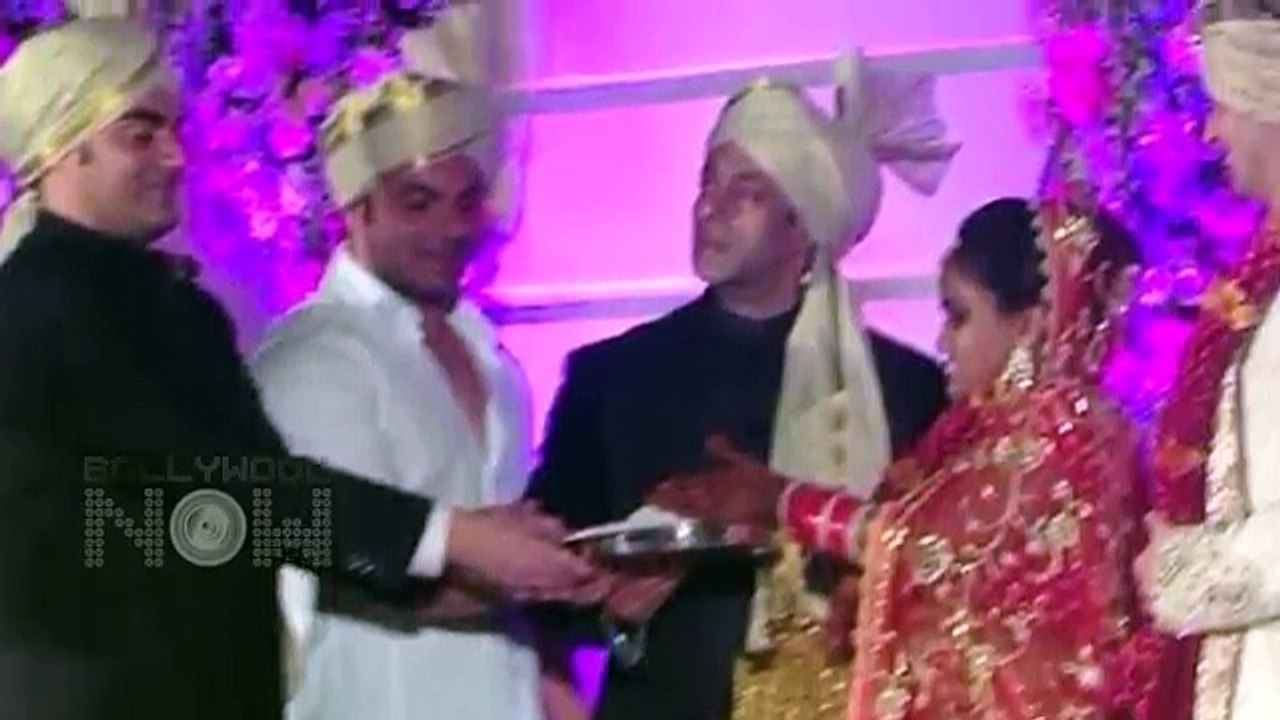 Salman Ignores Katrina Kaif And Poses With Daisy Shah -Watch Now Full HD