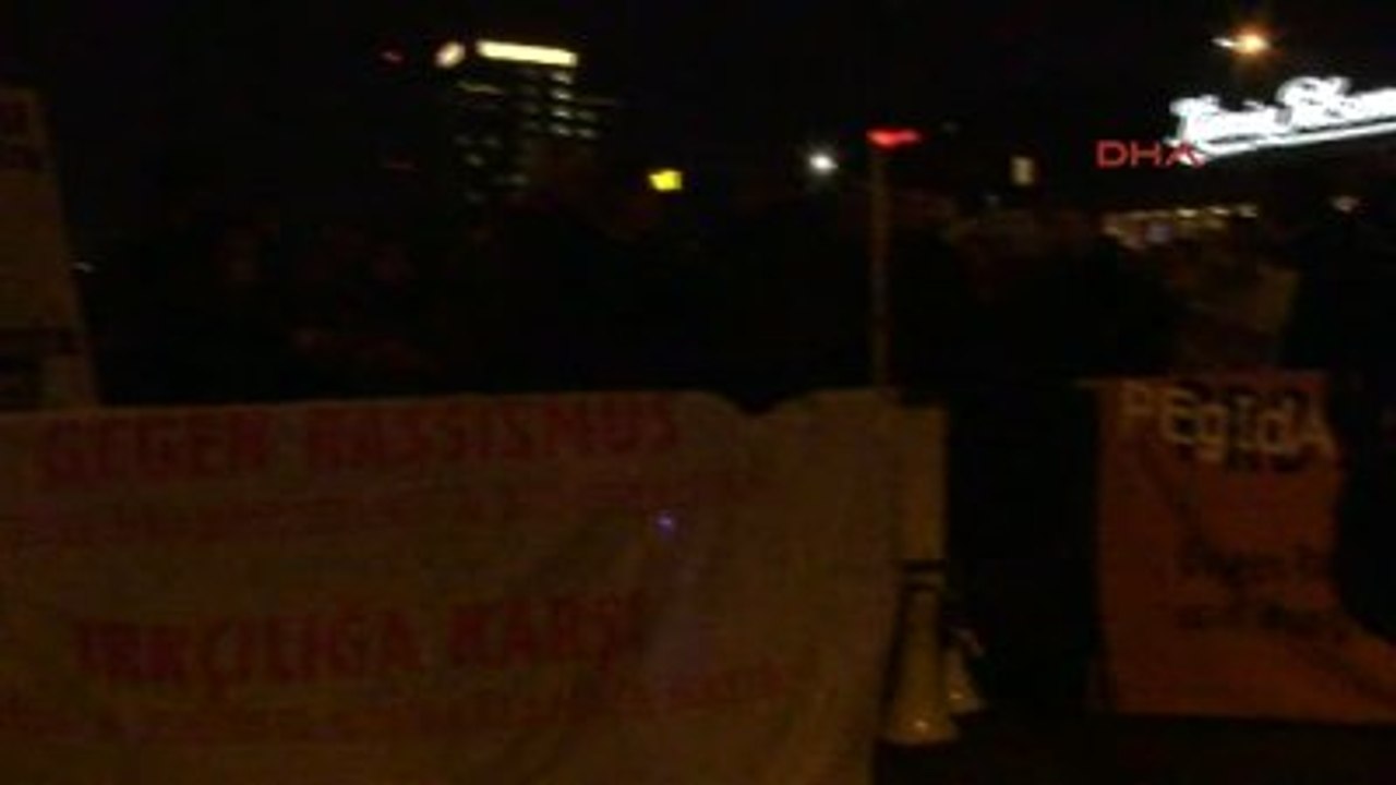 Pegida, Duisburg'da Haç ve Papaz Eşliğinde Yürüdü