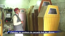 Au Pakistan, les vendeurs de cercueils font des affaires en or