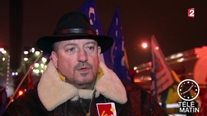 Les routiers poursuivent leur grève, en attendant l'issue des négociations