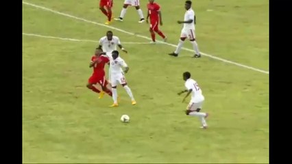 Akeem Humphrey met un coup de coude à son adversaire et simule de façon ridicule