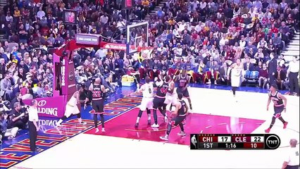 Kyrie Irving s'amuse avec Derrick Rose et score sur Taj Gibson