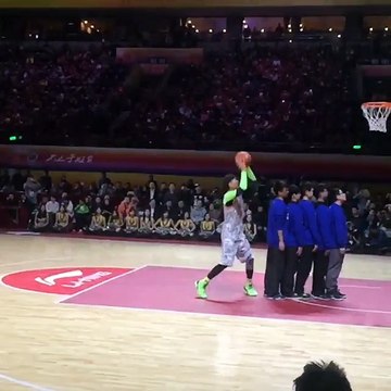 Il dunke au-dessus de 5 enfants (slow-motion)