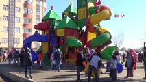 Şanlıurfa Siverekli Çocuklar Parka Kurulan Oyuncaklara Akın Etti