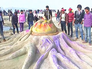 Школьники обратились к миру через песочные скульптуры