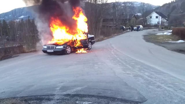Des pompiers éteignent une voiture en feu Fail