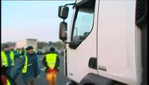 Les routiers continuent de bloquer des sites industriels pour leur deuxième jour de grève