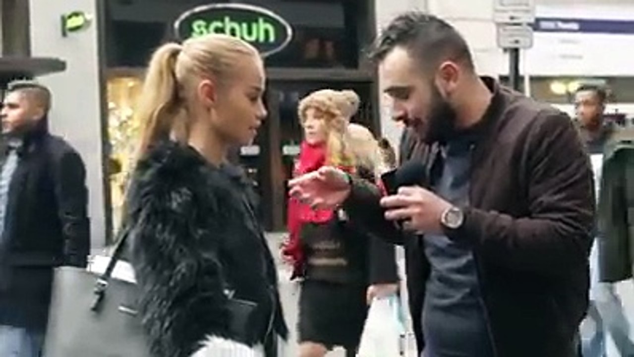 Il fait mimer un geste très explicite à ses femmes à leur insu!