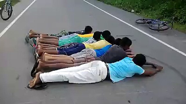 Fail : il tente de sauter au dessus de 8 personnes en vélo, mais se rate !
