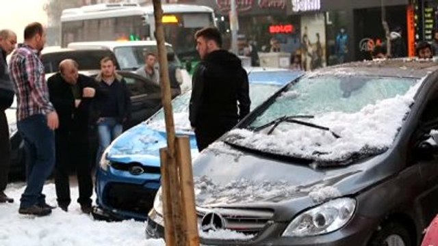 Çatıdan Düşen Kar Kütlesi, 3 Otomobile Zarar Verdi