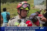 Rescatan en Quito a hombre que cayó a quebrada
