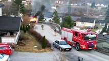 Des pompiers essayent d'éteindre un feu de véhicule (Fail)