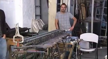 Un artista utiliza armas para crear instrumentos musicales