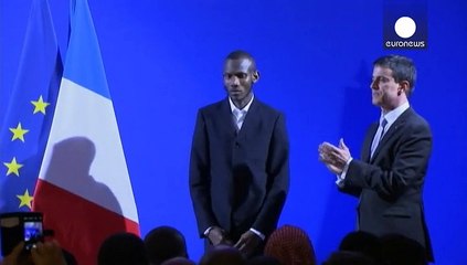 L'eroe del supermercato kosher, Lassana Bathily, naturalizzato francese