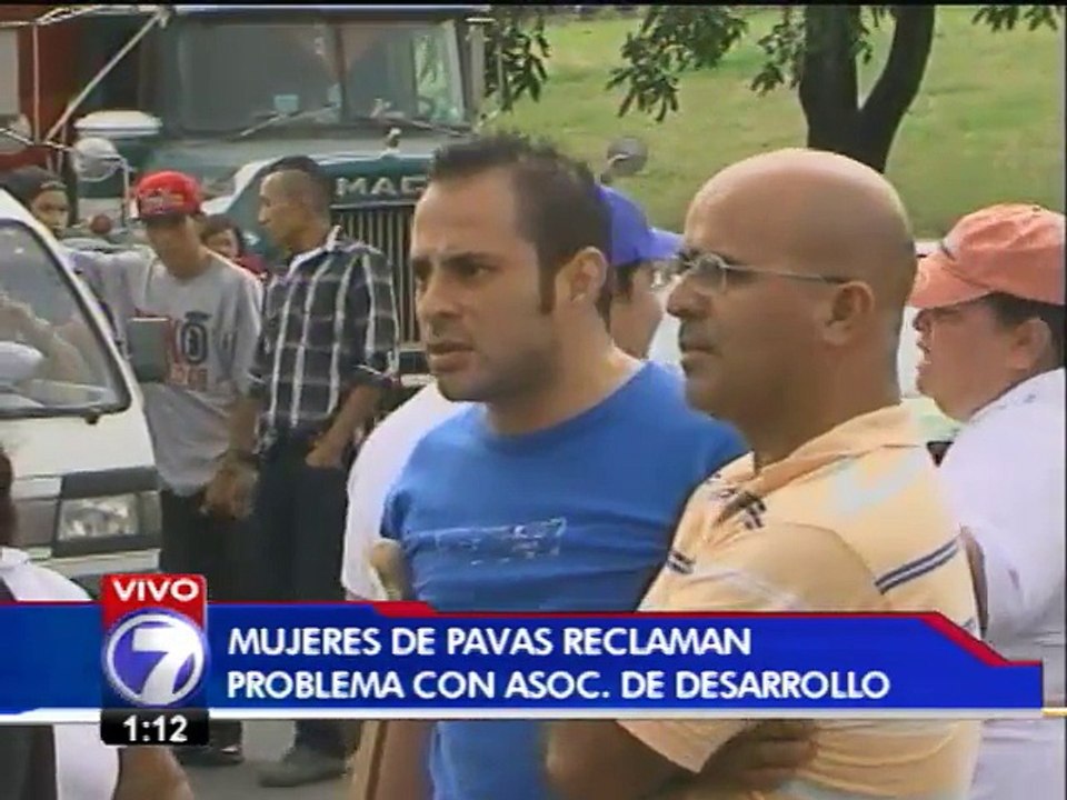 Vecinas de Pavas bloquean carretera por problemas con asociación de desarrollo