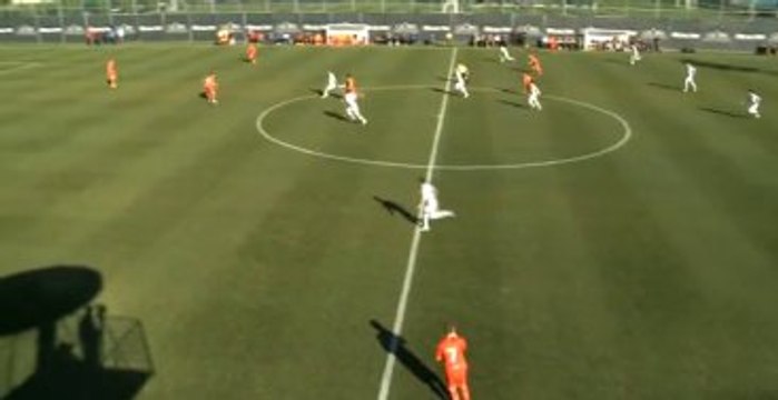 Orta Sahadan Kaleciyi Avladı