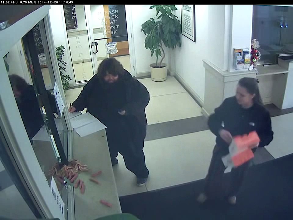 Une femme en colère jette du bacon au visage de policiers pour "nourrir ces porcs"!