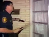 Fail de la Police : un flic casse la porte de la mauvaise maison
