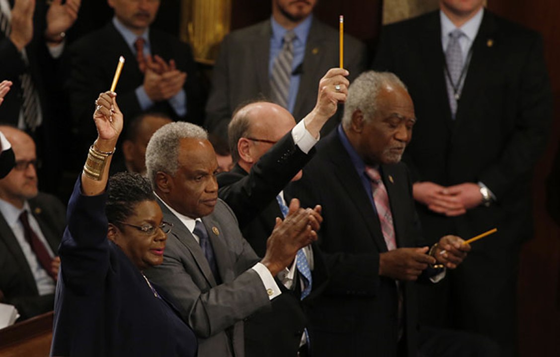 Au Congrès américain, des stylos levés en hommage aux victimes des attentats de Paris