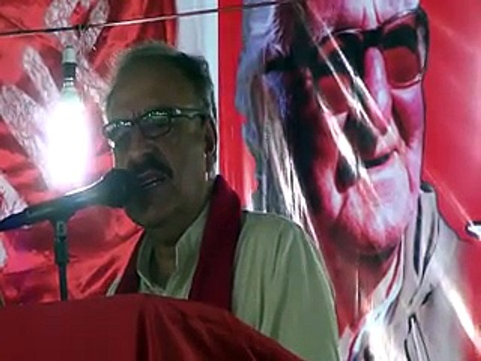 عوامی نیشنل پارٹی سندھ کے جنرل سیکریٹری یونس خان بونیری،کلچرل سیکریٹری نور اللہ اچکزئی ، ضلعی صدر فہیم جان ، وارڈ صدر عمر باچہ محمد خان گوٹھ میں حضرت باچا خان اورخان عبدالولی خان کی برسی کے موقع پر تقریب سے خطاب کررہے ہیں