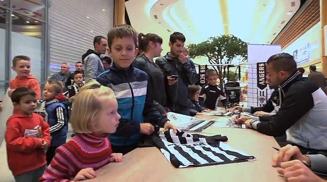 Séance de dédicaces à l'Hyper U de Murs Erigné