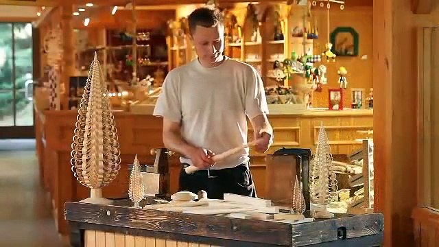Il taille un petit morceau de bois et ce qu’il en fait est vraiment grandiose!