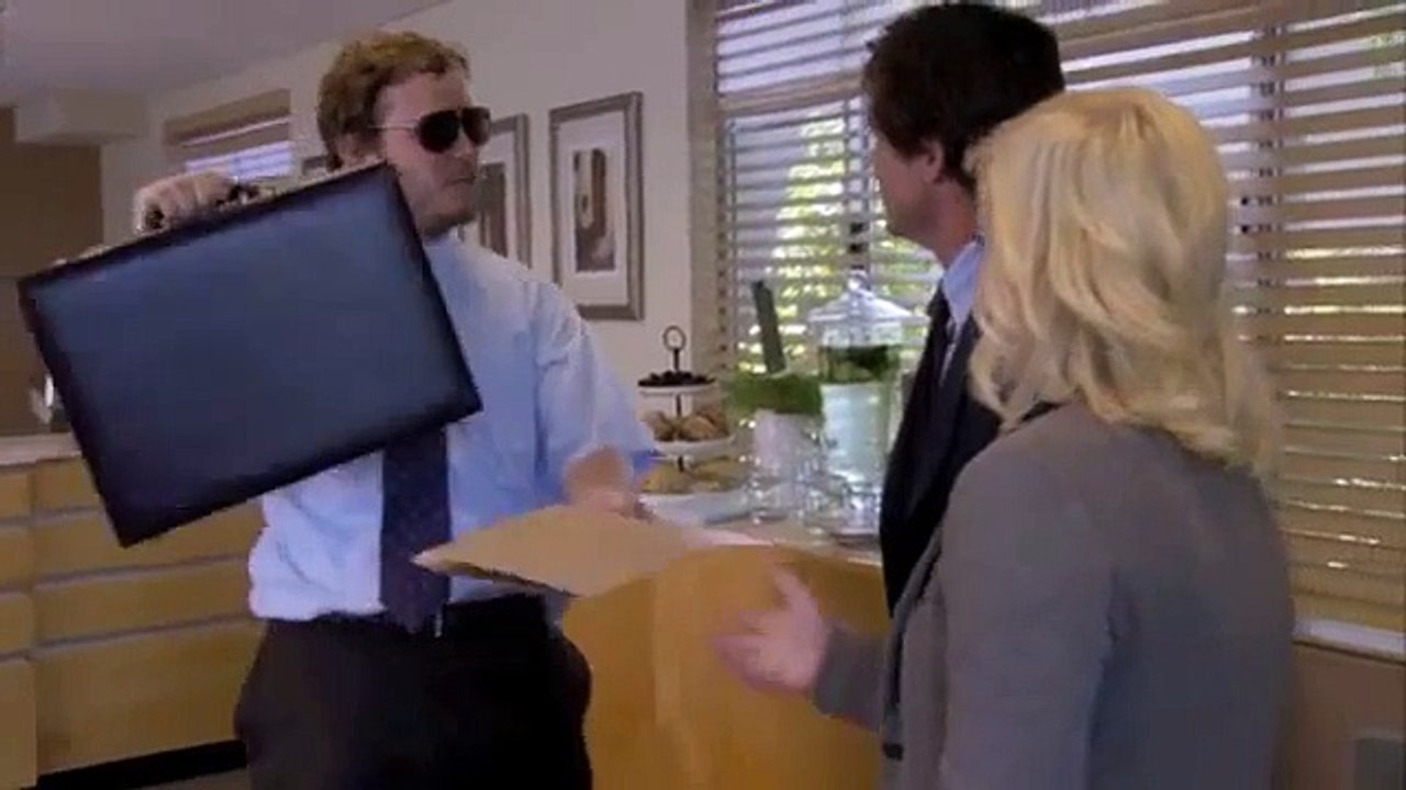 Hilarious Chris Pratt breaks a light during Parks and Rec  outtake