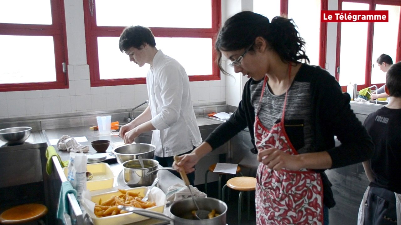 Loudéac (22). Lycée Xavier-Grall. Les élèves à la découverte du monde