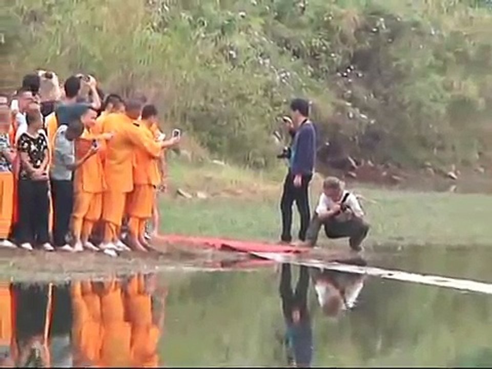 un moine shaolin marche sur l'eau