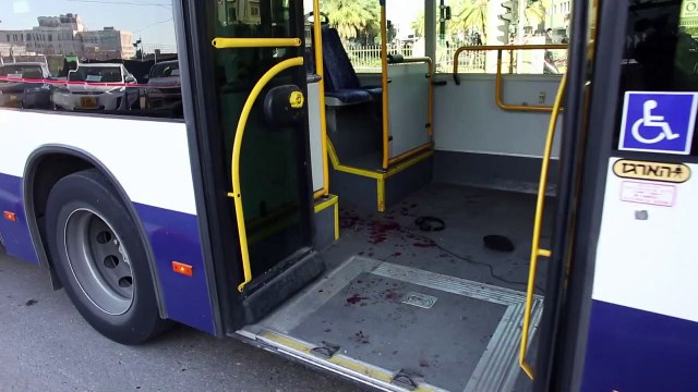 Palestino fere passageiros de ônibus em Tel Aviv