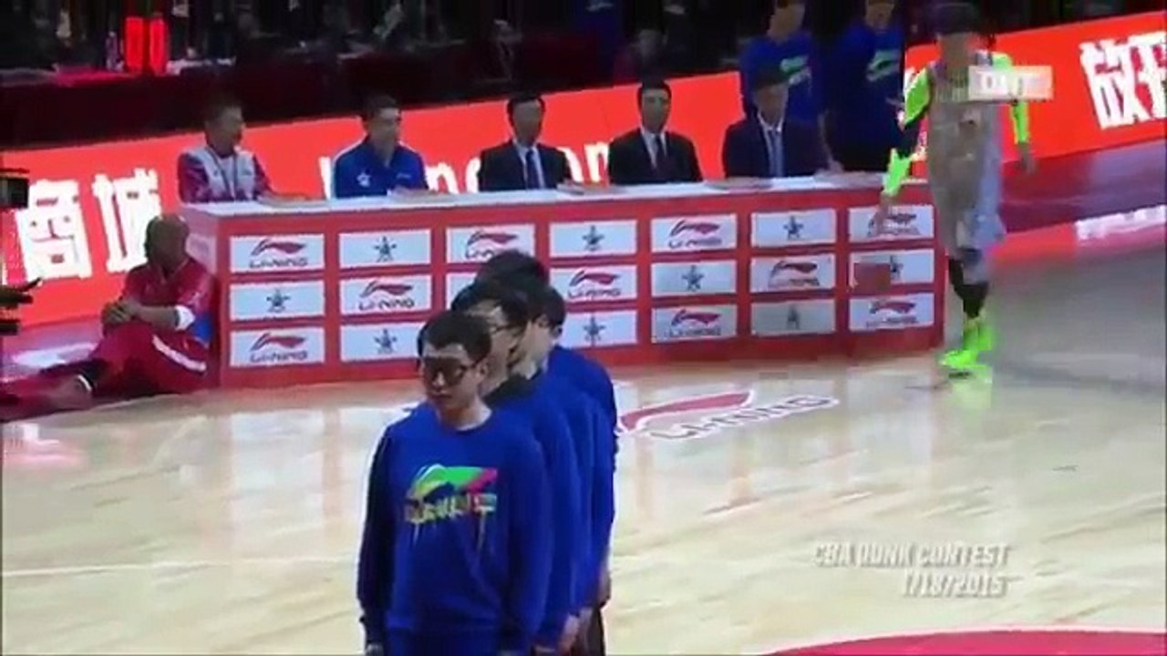 Passou vergonha!Jogador tenta enterrar por cima de 5 pessoas e...