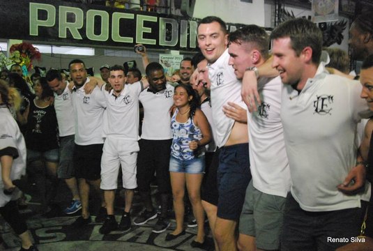 Jogadores do Corinthian-Casuals caem no samba com a Gaviões