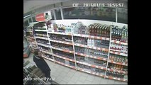 Ce russe tente de voler une bouteille d'alcool