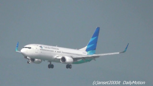 Garuda Indoniesia Flight GA856 Landing in Hong Kong Airport. PK-GNE Boeing 737-8U3(WL)